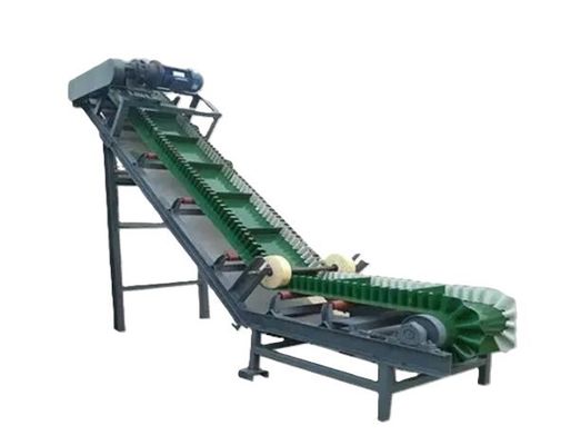 Cinturón transportador industrial con tablillas de alto ángulo